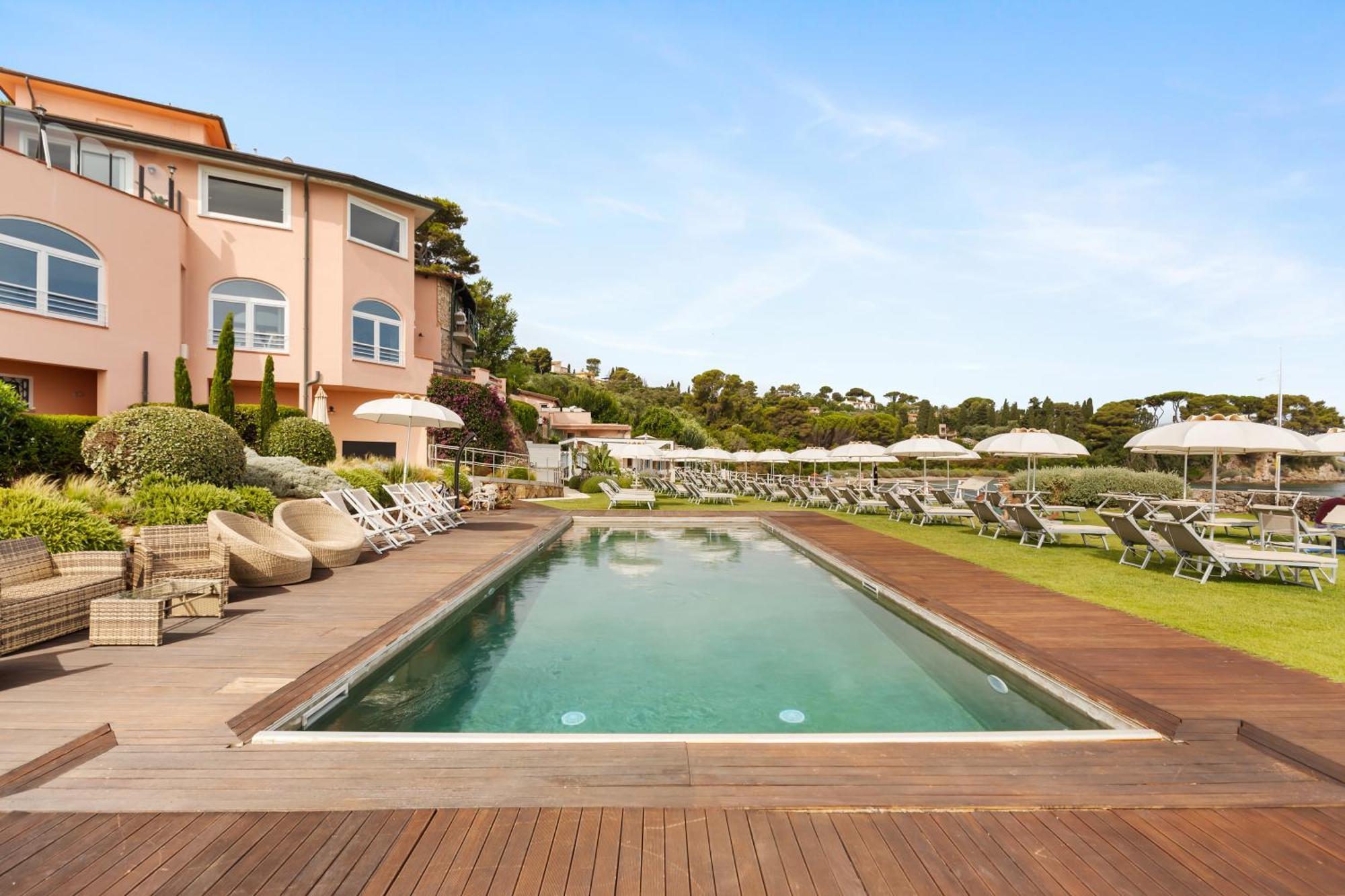 Hotel Villa Domizia 포르투산투스테파노 외부 사진