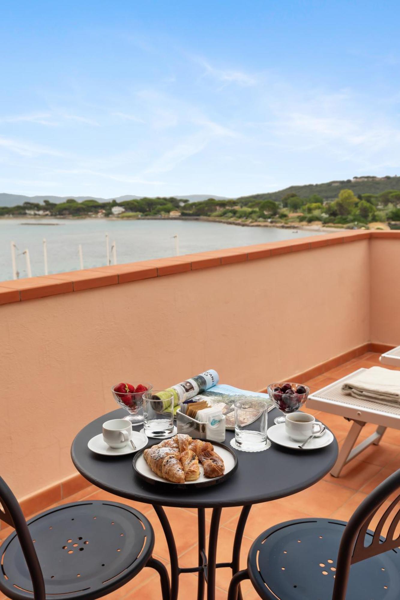 Hotel Villa Domizia 포르투산투스테파노 외부 사진